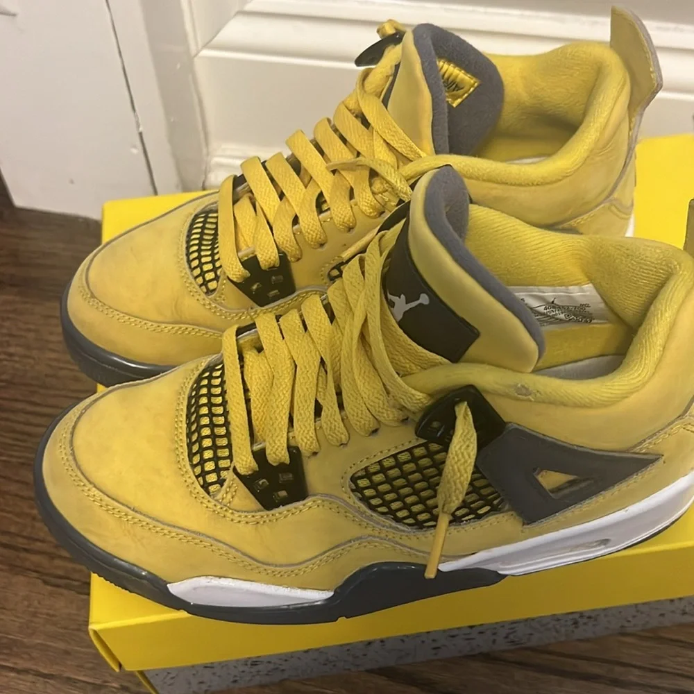 Air Jordan 4 Retro- Lightnings size 4.5 (Grade school) - Picture 4 of 8